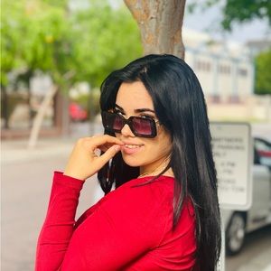 Meet your Posher, Debora